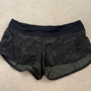 size 10 camo speed up lululemon shorts
